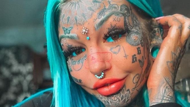 Augen tattoo geht schief: model erblindet fast – trotzdem lässt sie sich das auge wieder piercen ➤ Globenow.info