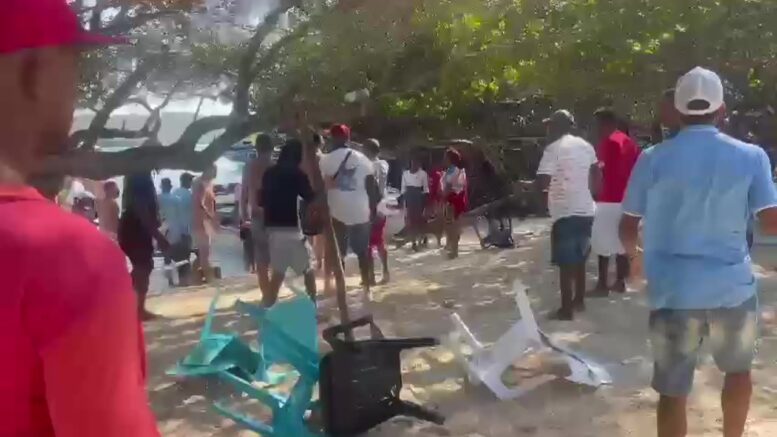 Enfrentamiento masivo en Cartagena: sillas volaron durante disputa entre visitantes y residentes