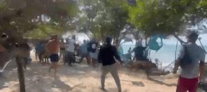 Enfrentamiento masivo en Cartagena: sillas volaron durante disputa entre visitantes y residentes