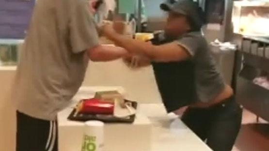 Video: Massenschlägerei bei McDonald’s: Mitarbeiter und Kunden bewerfen sich mit Essen