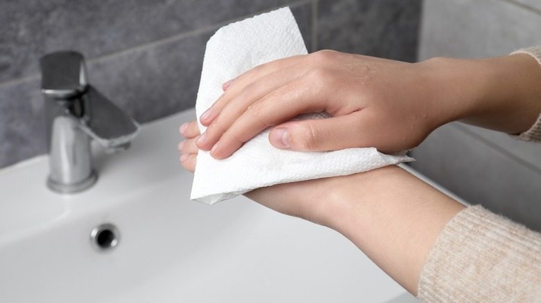 Legen Sie mit Essig getränkte Papiertücher in die Toilette – Sie werden vom Ergebnis überrascht sein