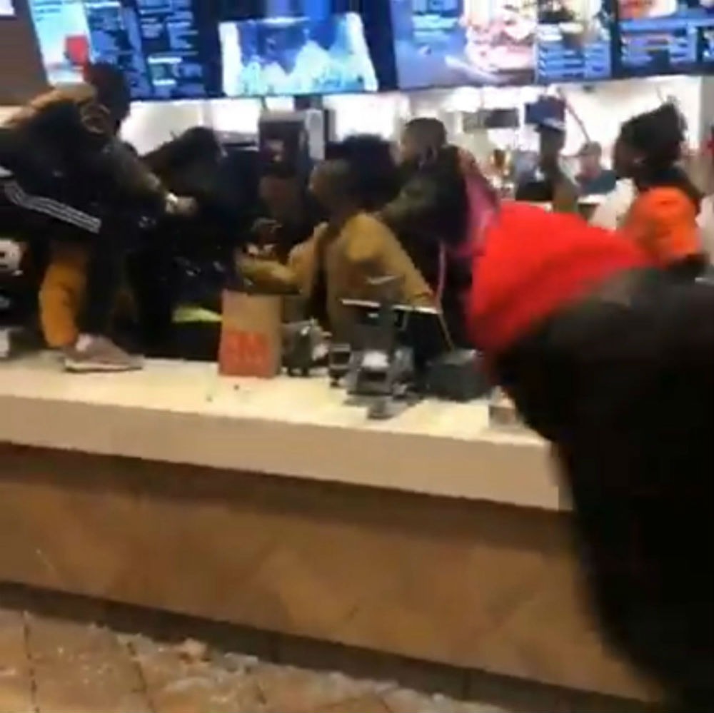 Video: Massenschlägerei bei McDonald’s: Mitarbeiter und Kunden bewerfen sich mit Essen