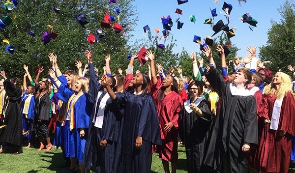 Skandal bei Abschlussfeier: Ein Lied, das zweimal ohne Folgen gespielt wurde, führte beim dritten Mal zu einer Schlägerei