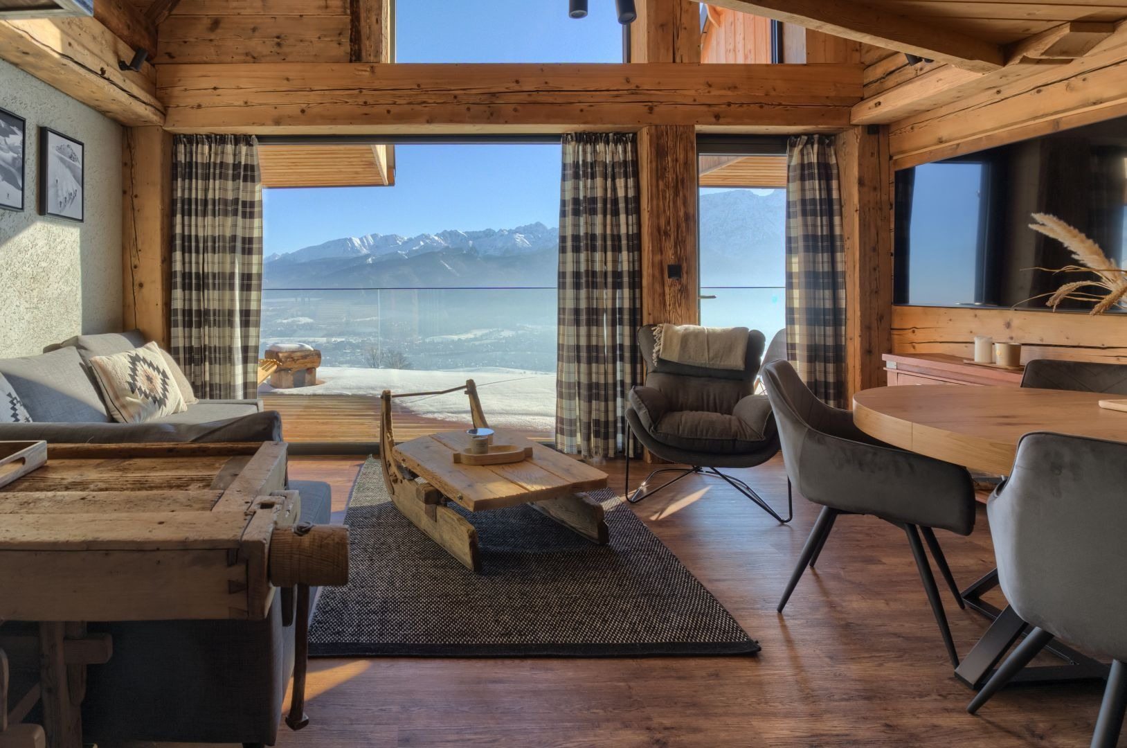 Kletterer finden ein Haus in Mountain Side. Und dann werfen sie einen Blick hinein