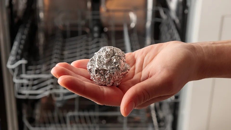 Warum Alufolie im Geschirrspüler verwenden und was bringt es?