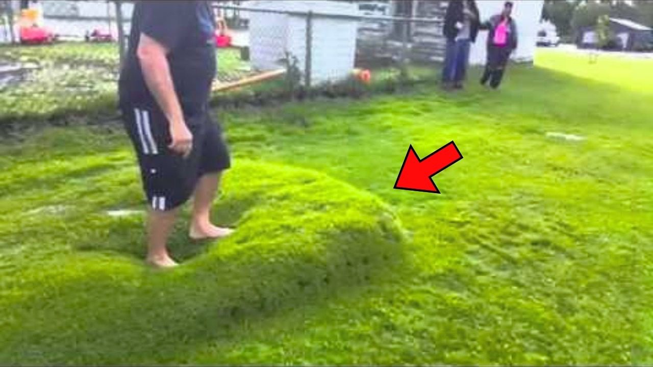 „Ne próbáljátok ezt otthon, gyerekek”: Egy férfi, aki egy heves esőzés után egy „vízbuborékot” talált a füve alatt, ráugrott, majd BELEÜTÖTT egy bottal