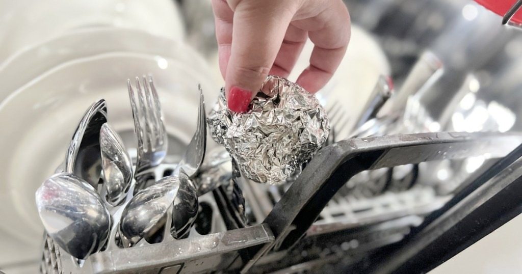 Warum Alufolie im Geschirrspüler verwenden und was bringt es?