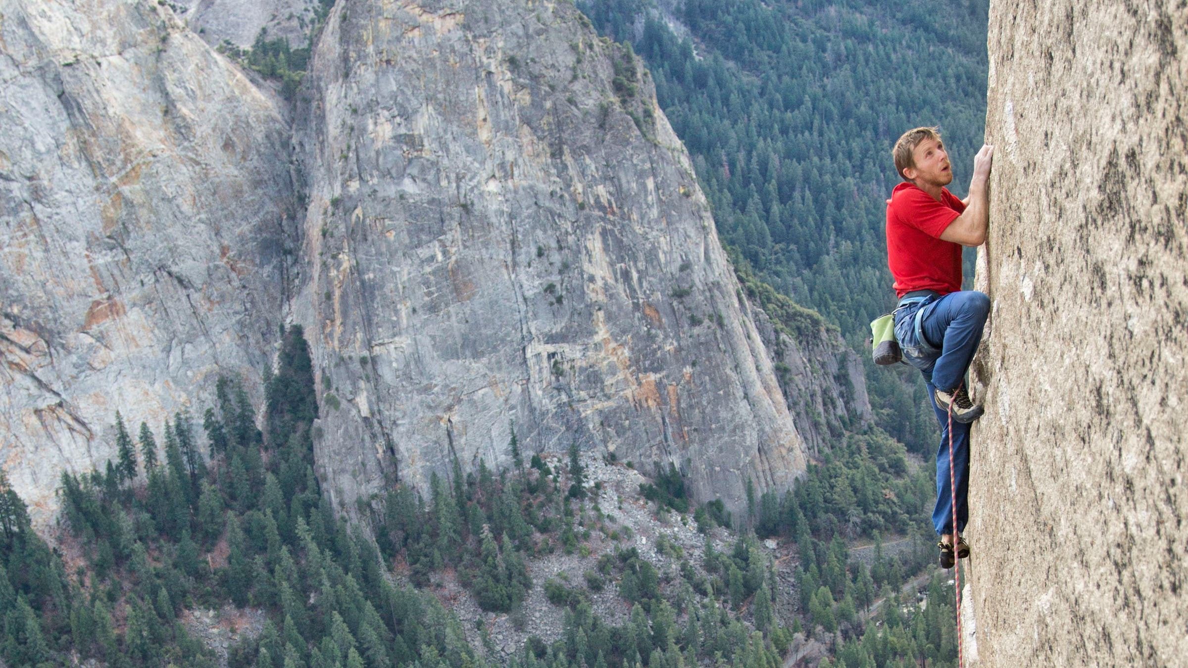 Hegymászók találnak egy házat Mountain Side-ban. Aztán benéznek!
