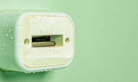 SIM-Karte ins Ladegerät stecken? Die Wahrheit hinter diesem viralen „Trick“